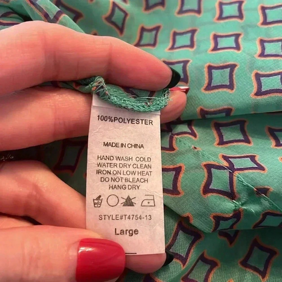 Karlie Scoop Neck Button Back Roll Tab Sleeve Pullover Top Size Large Mint NWT - Picture 9 of 9